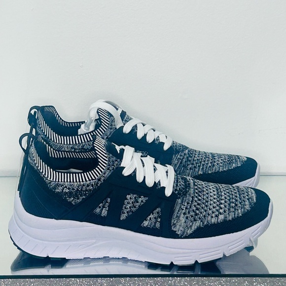 Stylish Knit Sneakers in Black and White - Picture 5 of 6